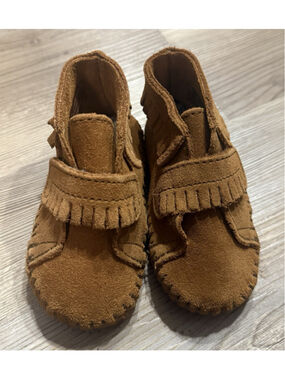 Minnetonka Moccasins Infants Front Strap Bootie, Brown, Size 3